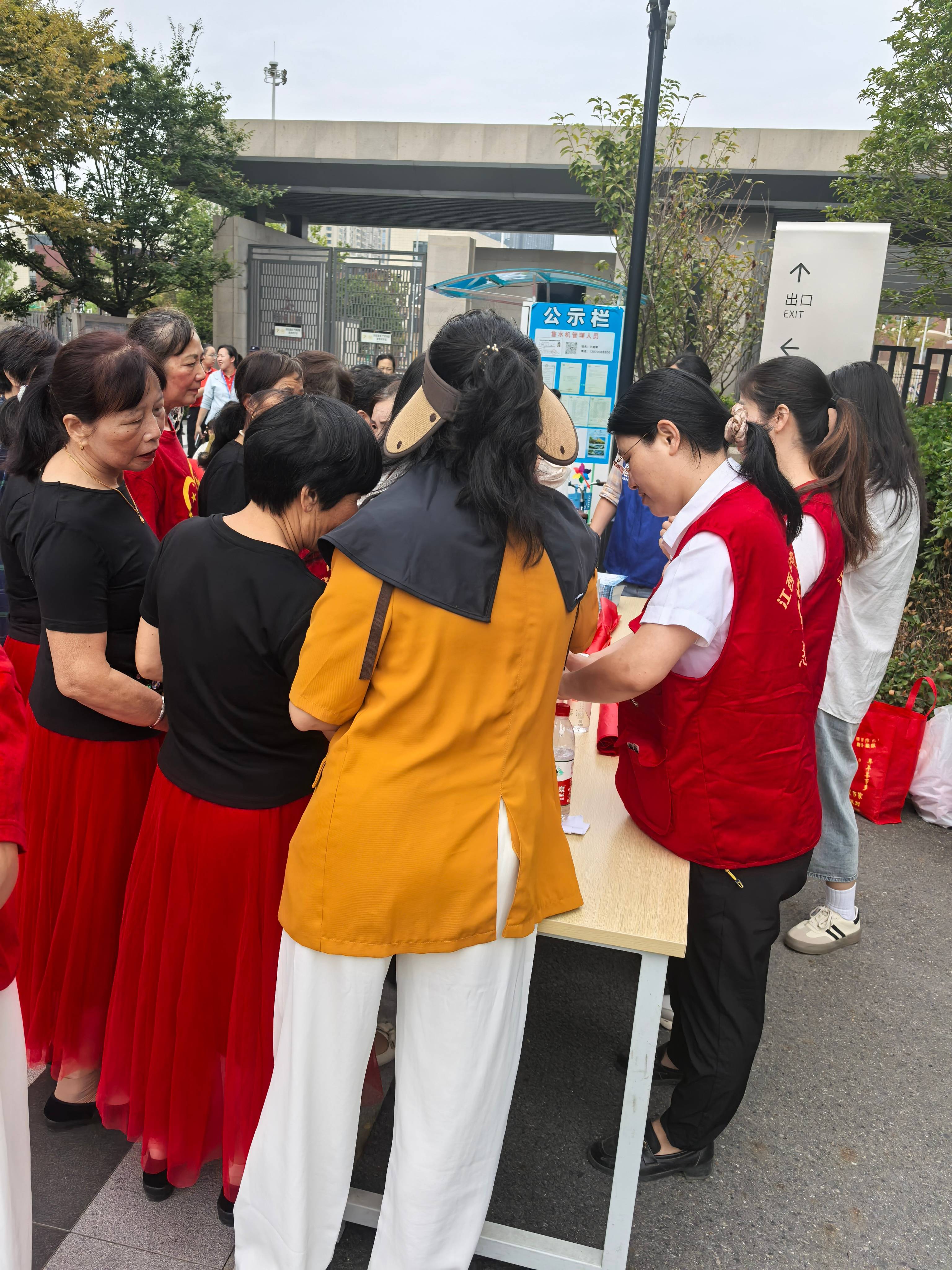 省國資委機關(guān)黨委與省水投集團機關(guān)黨委聯(lián)合開展“喜迎國慶?志愿服務(wù)進社區(qū)”活動