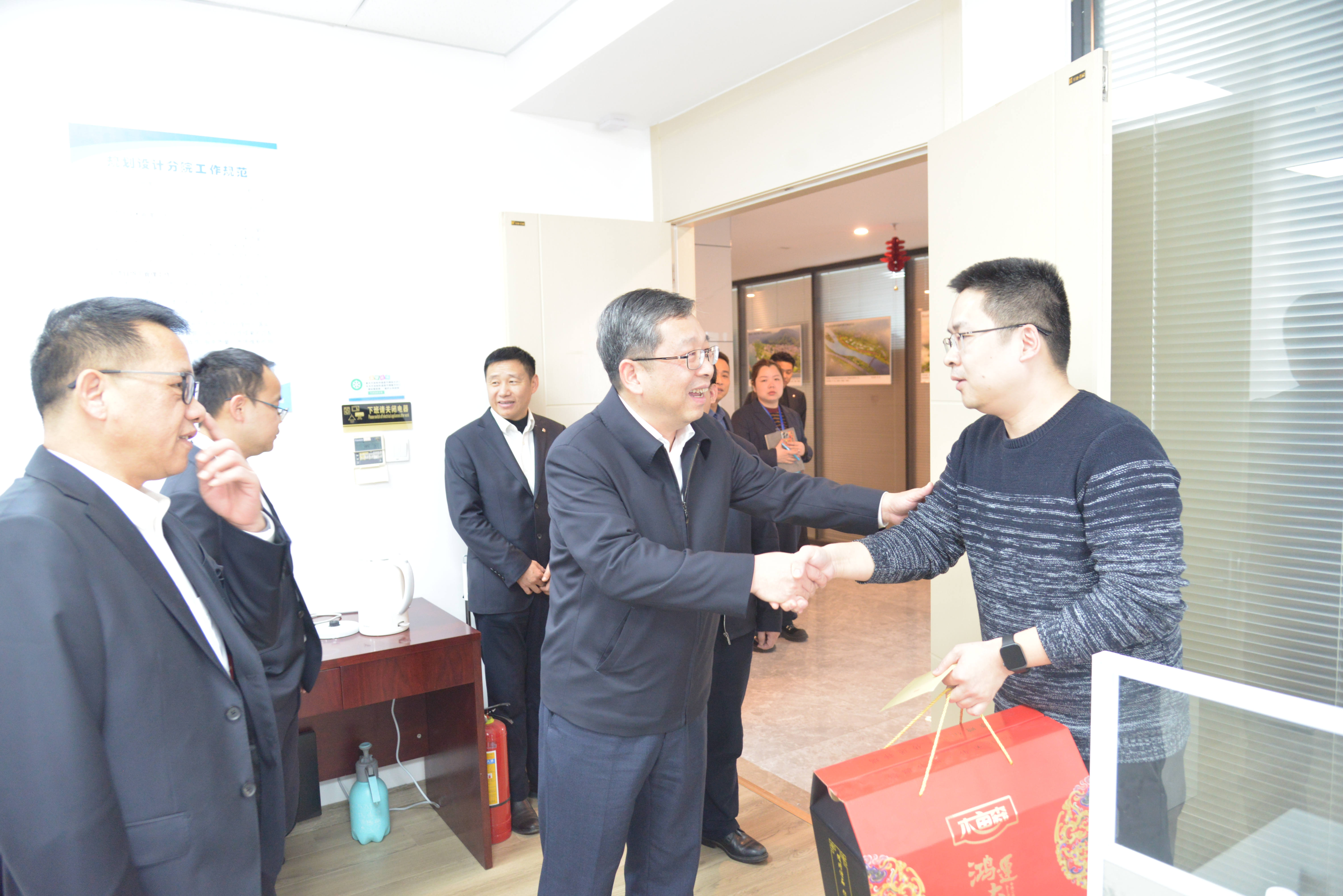 鄒洪走訪慰問黨員、職工