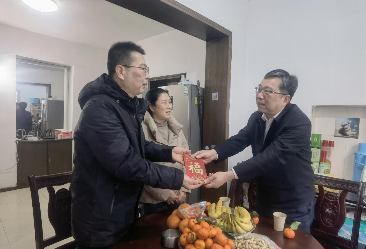 鄒洪走訪慰問黨員、職工