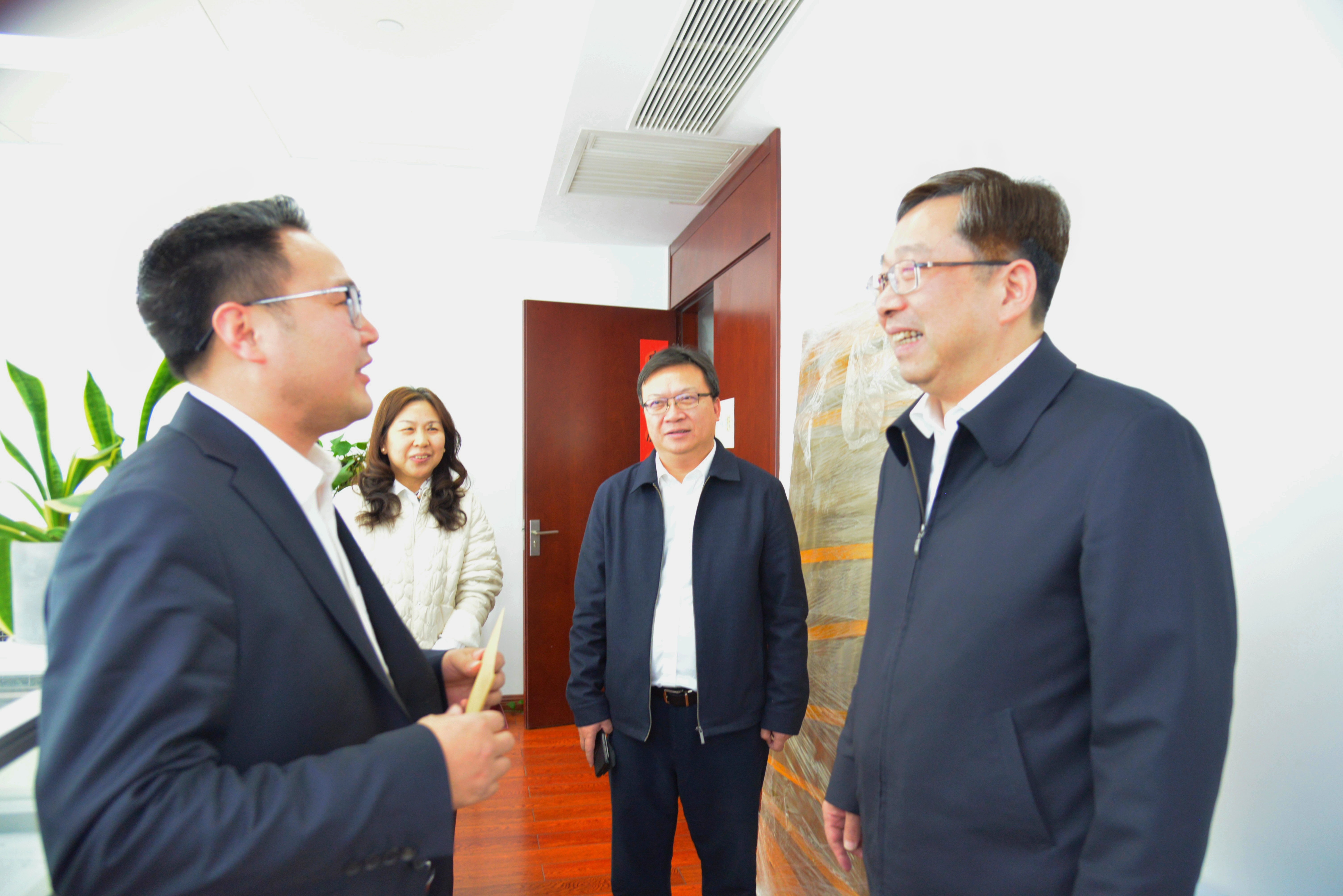 鄒洪走訪慰問黨員、職工