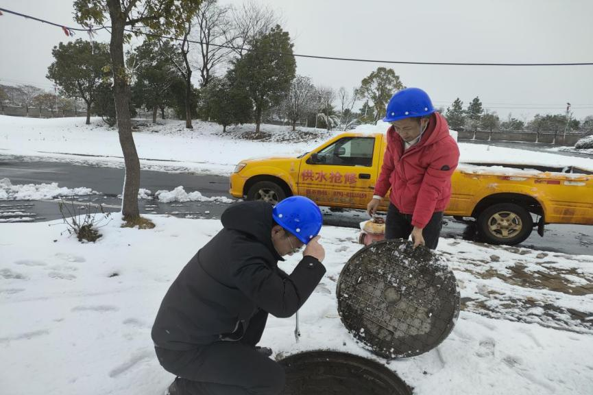 戰(zhàn)初雪 保供水丨水務(wù)集團(tuán)：迎風(fēng)戰(zhàn)雪保供水 排憂解難暖民心