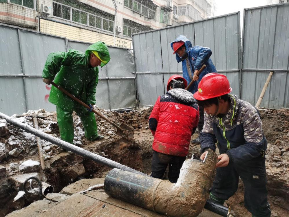 戰(zhàn)初雪 保供水丨水務(wù)集團(tuán)：迎風(fēng)戰(zhàn)雪保供水 排憂解難暖民心