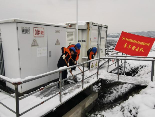 斗嚴(yán)寒 保供電丨能源公司：不畏風(fēng)雪保供電 堅(jiān)守崗位顯擔(dān)當(dāng)