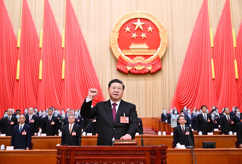 新當(dāng)選的國家主席、中央軍委主席習(xí)近平進(jìn)行憲法宣誓