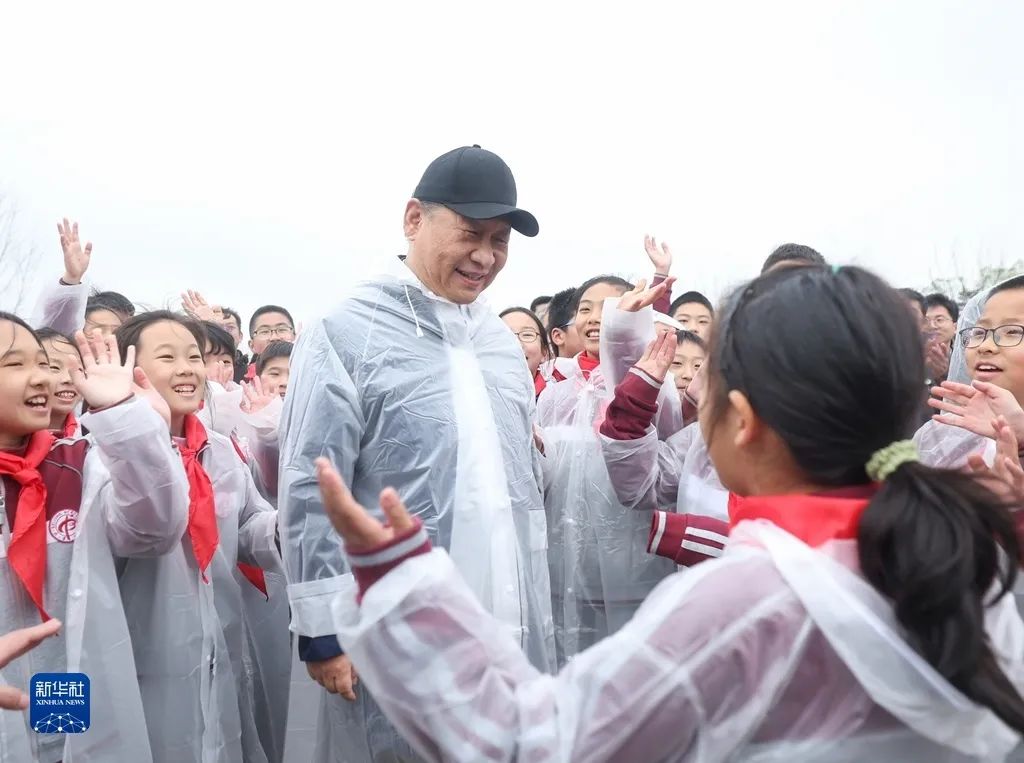 習(xí)近平在參加首都義務(wù)植樹(shù)活動(dòng)時(shí)強(qiáng)調(diào) 掀起造林綠化熱潮 繪出美麗中國(guó)的更新畫(huà)卷
