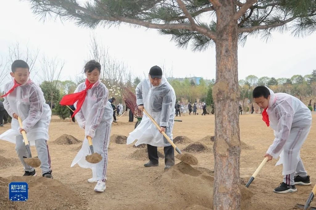 習(xí)近平在參加首都義務(wù)植樹(shù)活動(dòng)時(shí)強(qiáng)調(diào) 掀起造林綠化熱潮 繪出美麗中國(guó)的更新畫(huà)卷
